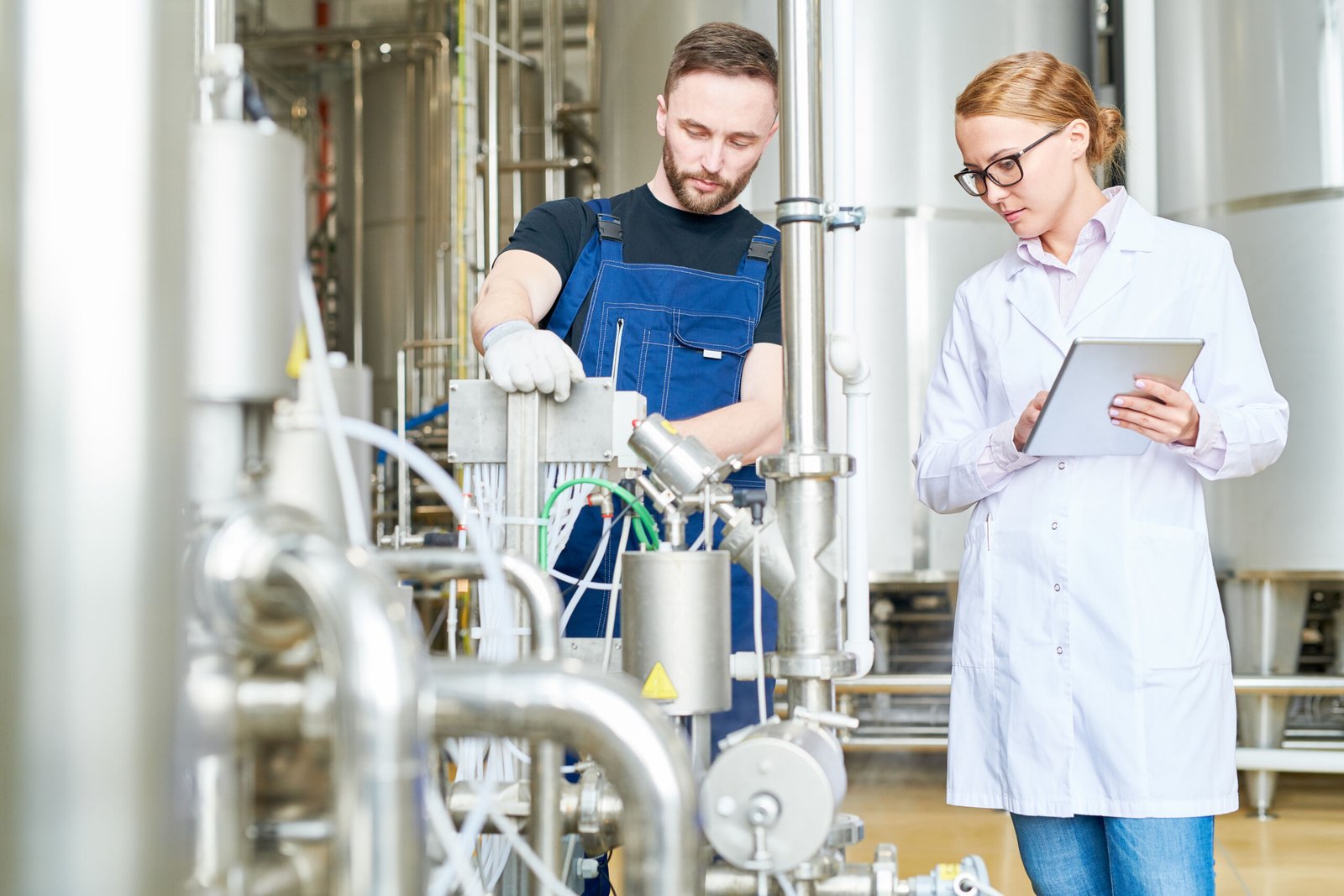 Giornata di lavoro in una fabbrica moderna — L.A.C. S.r.l.